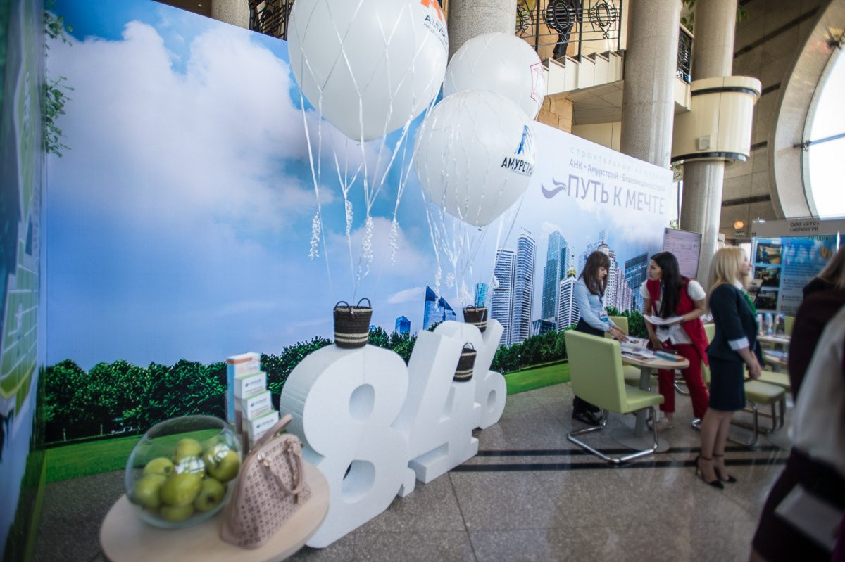 Баня в бочке, светящиеся олени и железный динозавр: в Благовещенске открылся «Амурэкспофорум»