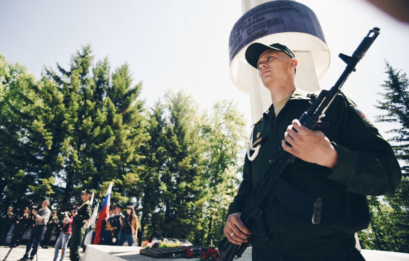 Амурский губернатор вручил паспорта и принял присягу новобранцев в День России (фото)