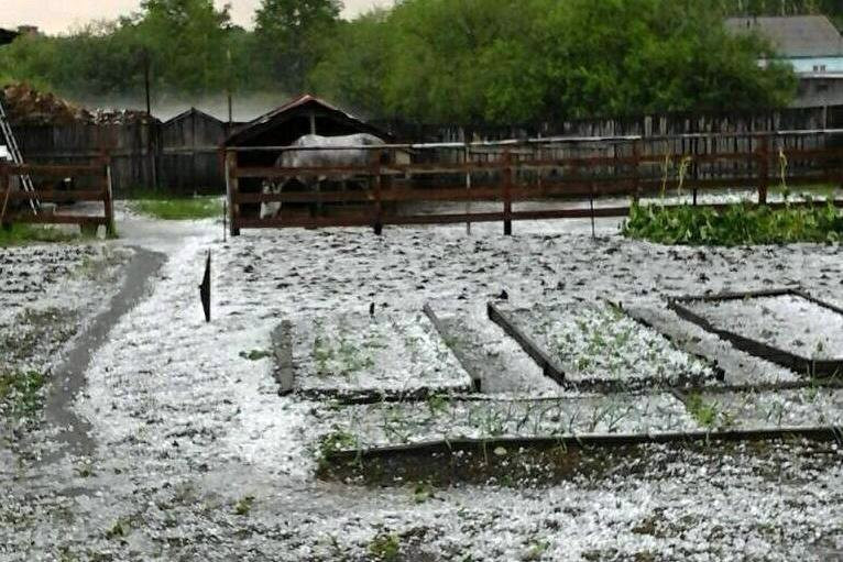 Инстаобзор АП: художественная гроза, гигантский град и диваны на набережной