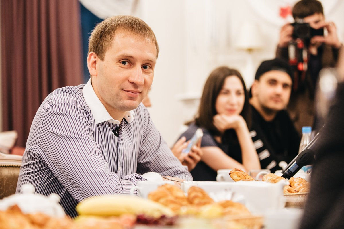 Про концерт «Ленинграда», лагерь «Гастелло» и очки: губернатор встретился с амурскими блогерами