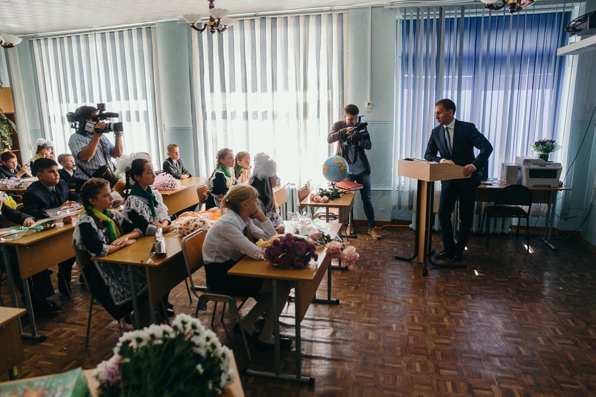 Амурский губернатор провел урок знаний в райчихинской гимназии