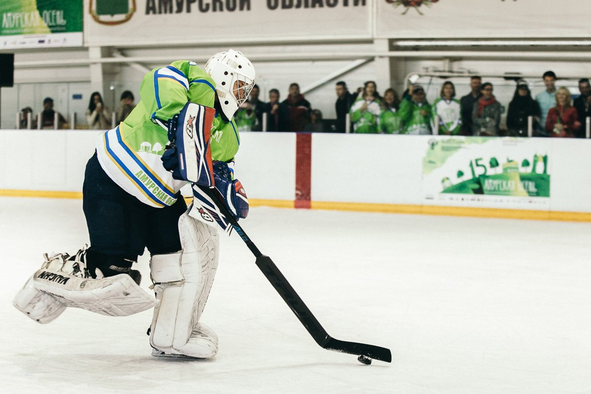 Звезды «Молодежки» и «Легенды № 17» сошлись в схватке с амурскими хоккеистами