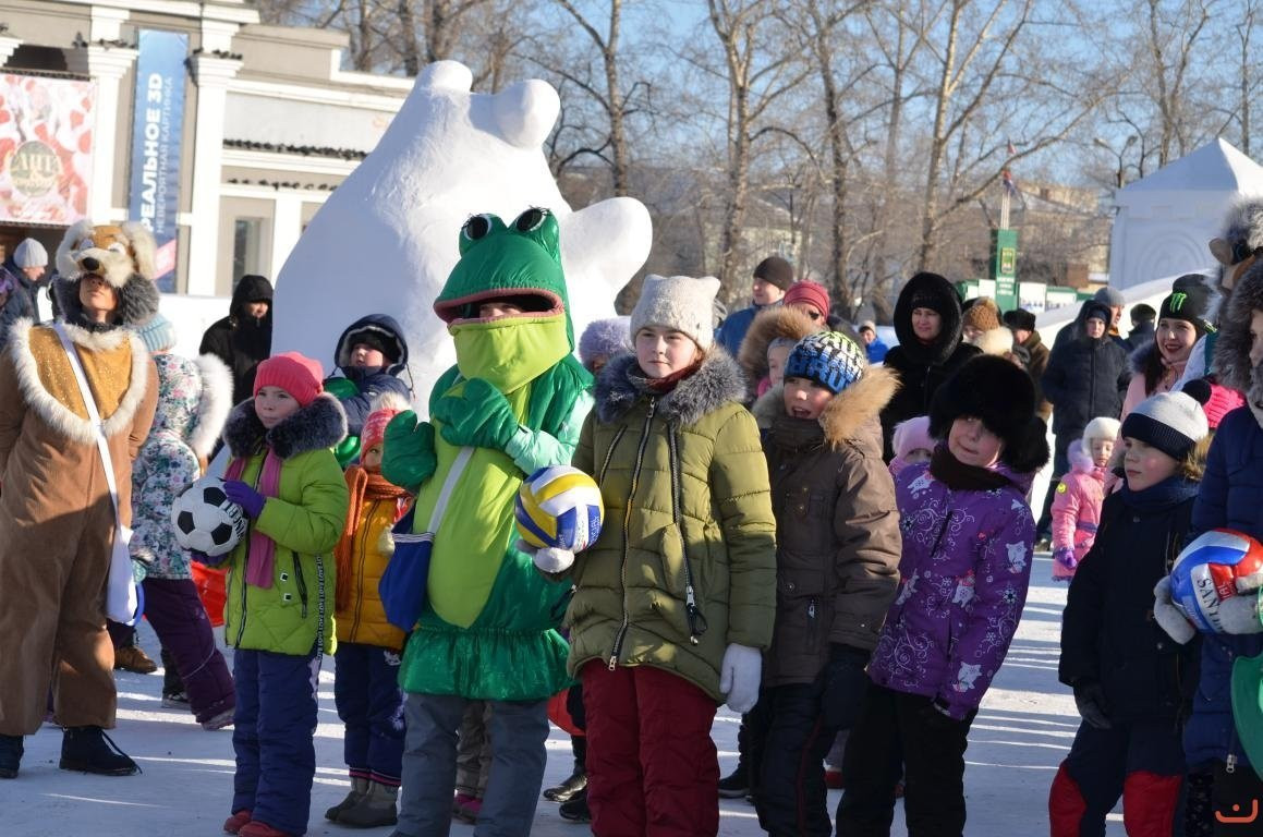 В Белогорске открыли снежный футбольный городок (фоторепортаж)