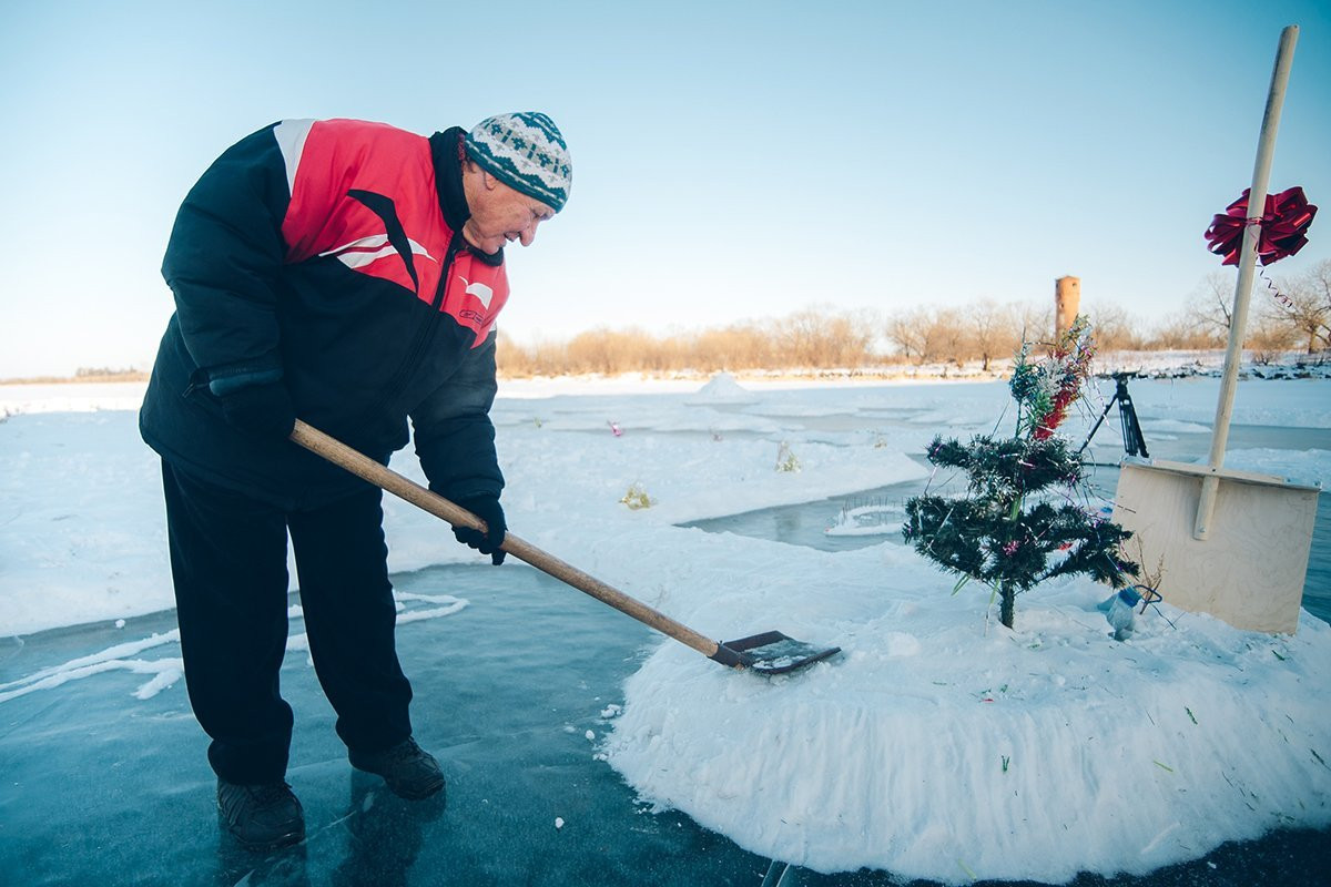 «Амурская правда» вручила глухому художнику теплый подарок от россиян