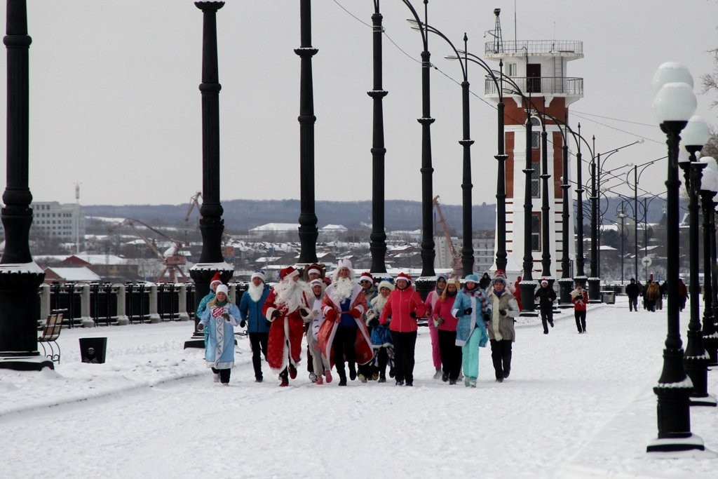 30 Снегурочек и мопс пробежали 2018 метров по Благовещенску (фото)