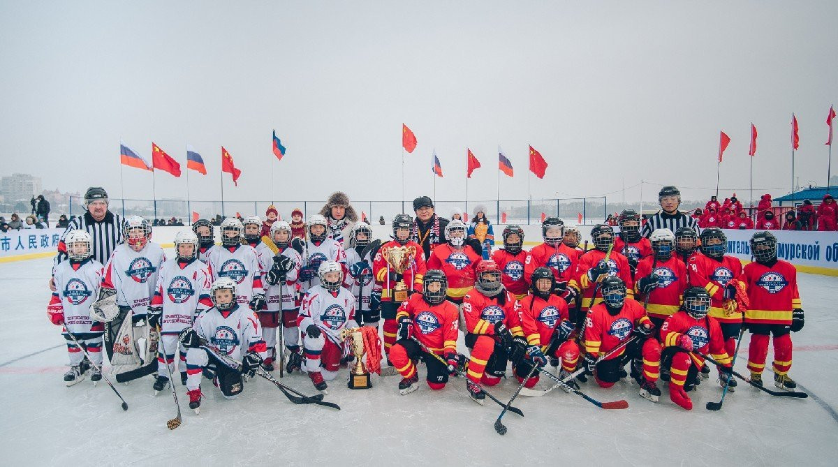 Амурские хоккеисты победили Китай в матче на пограничной реке. Фоторепортаж