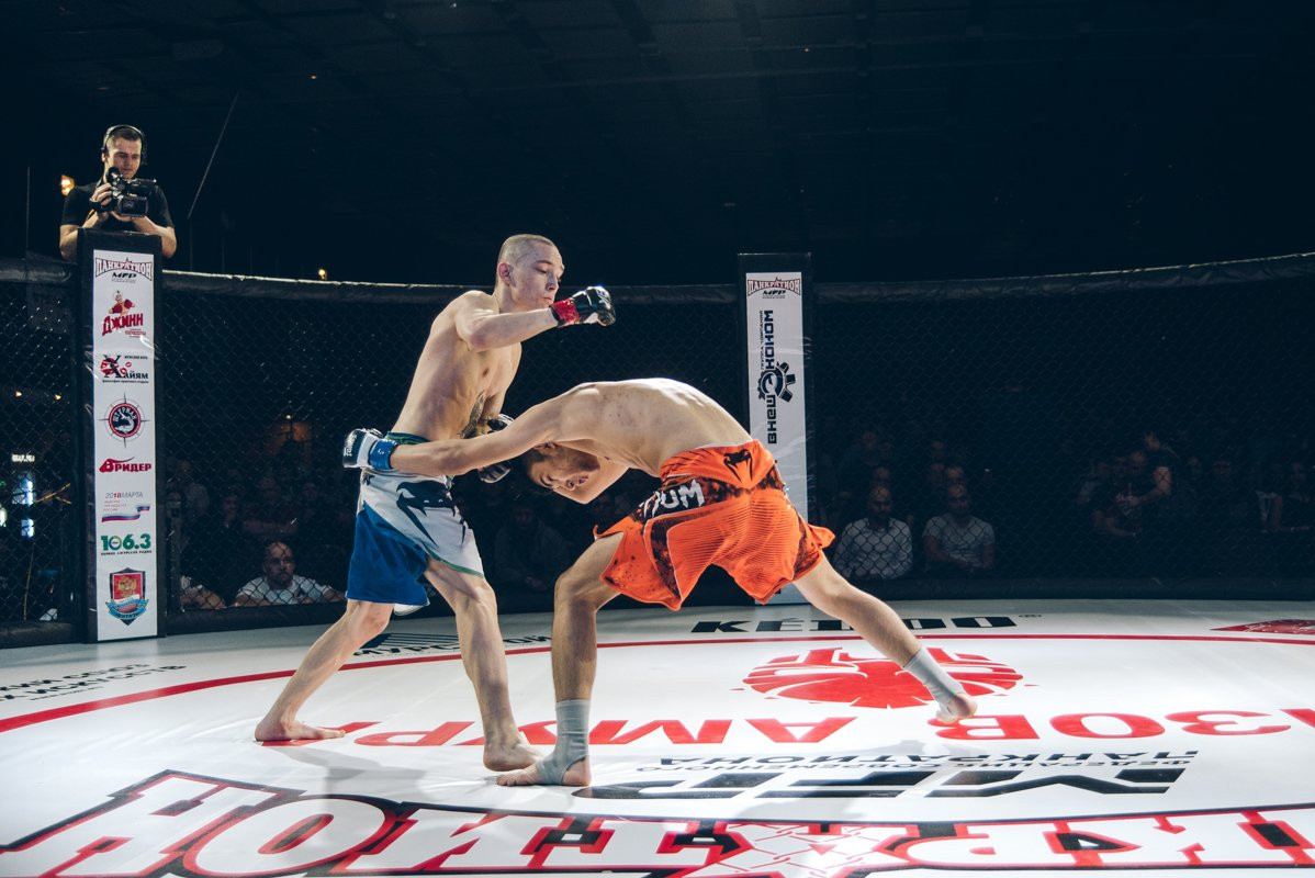 В главном поединке «Вызова Амура» благовещенский боец дрался со сломанной рукой. Фоторепортаж