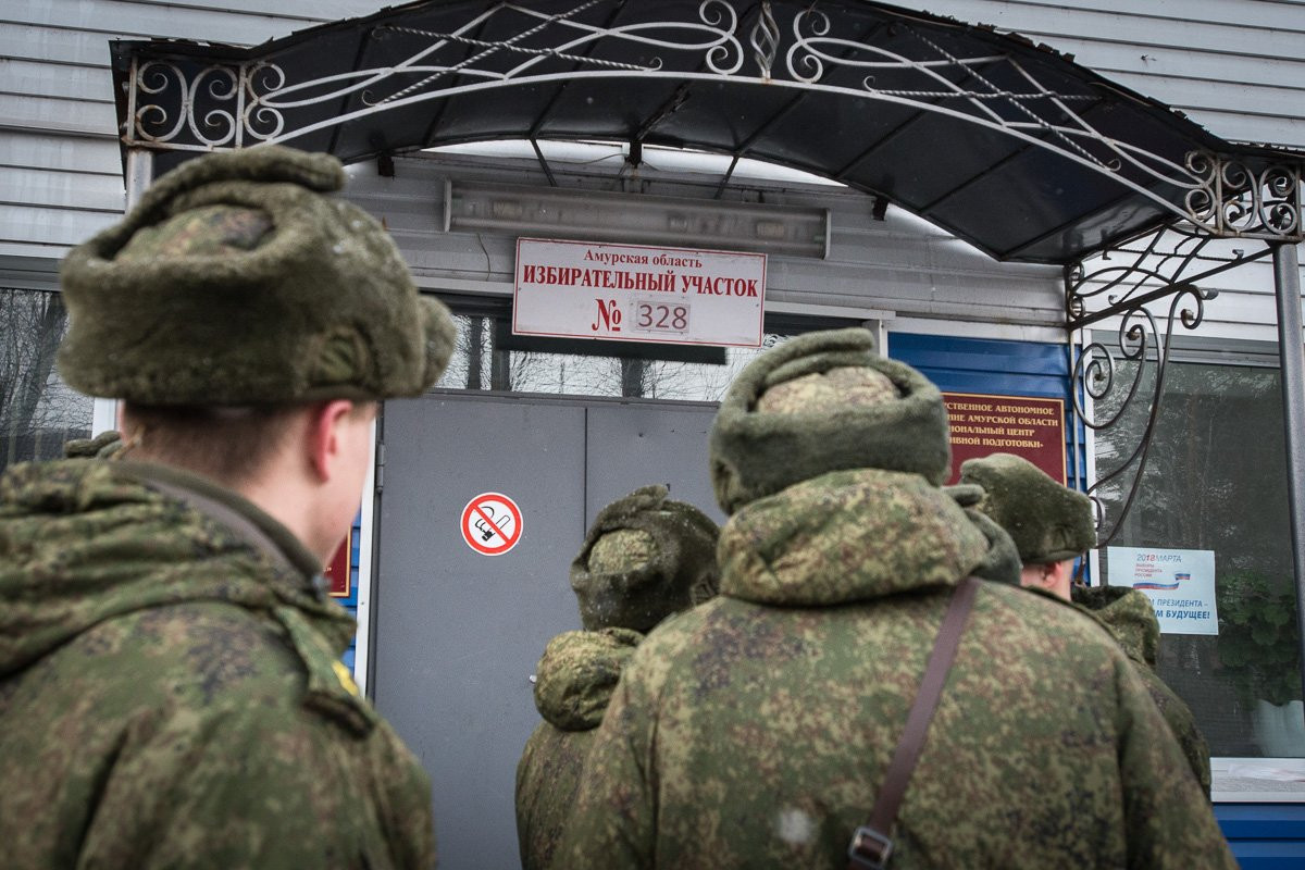 Как голосует ДВОКУ: фоторепортаж АП