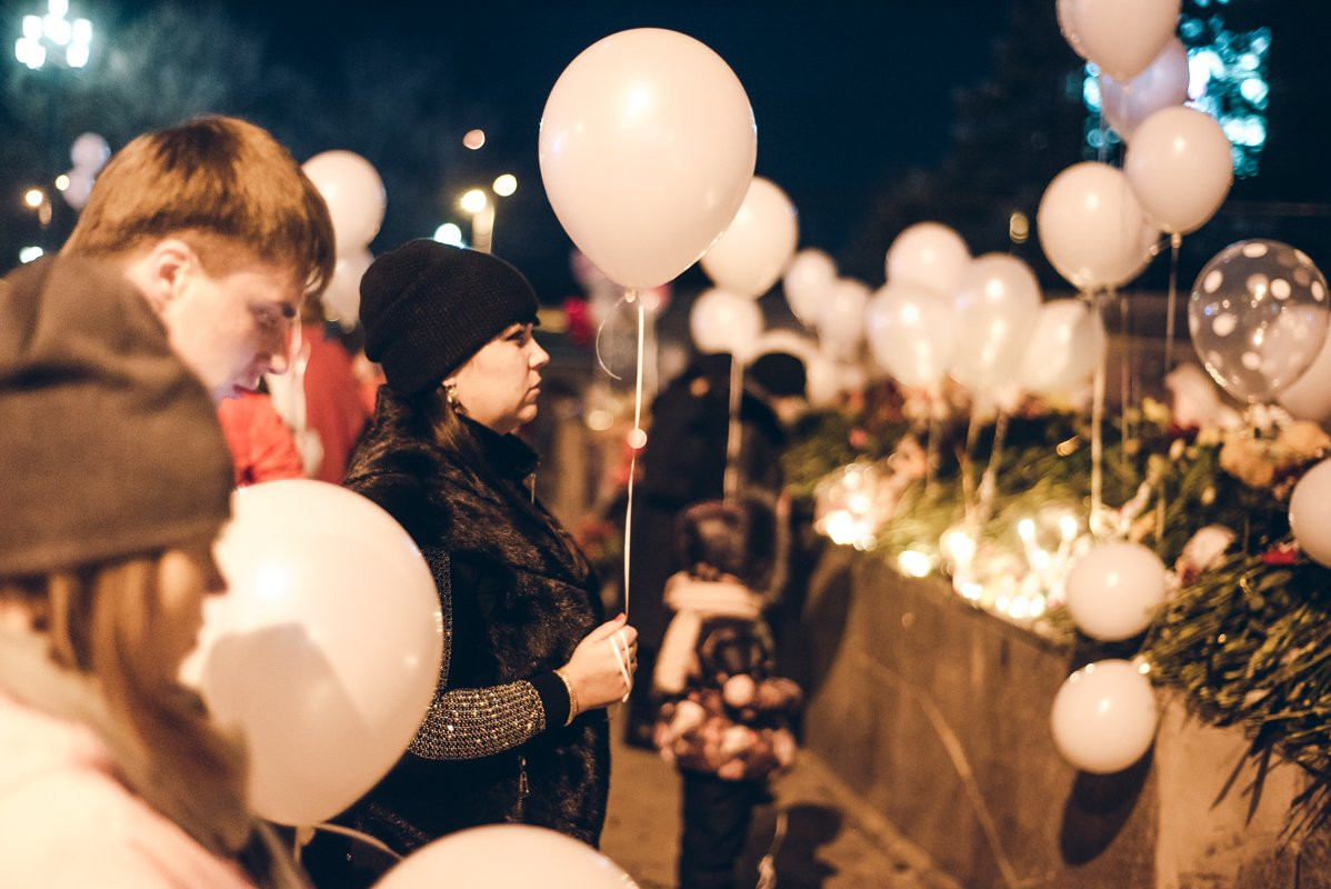 Сотни белых шаров отпустили в небо Благовещенска в память о погибших в кемеровском пожаре (фото)