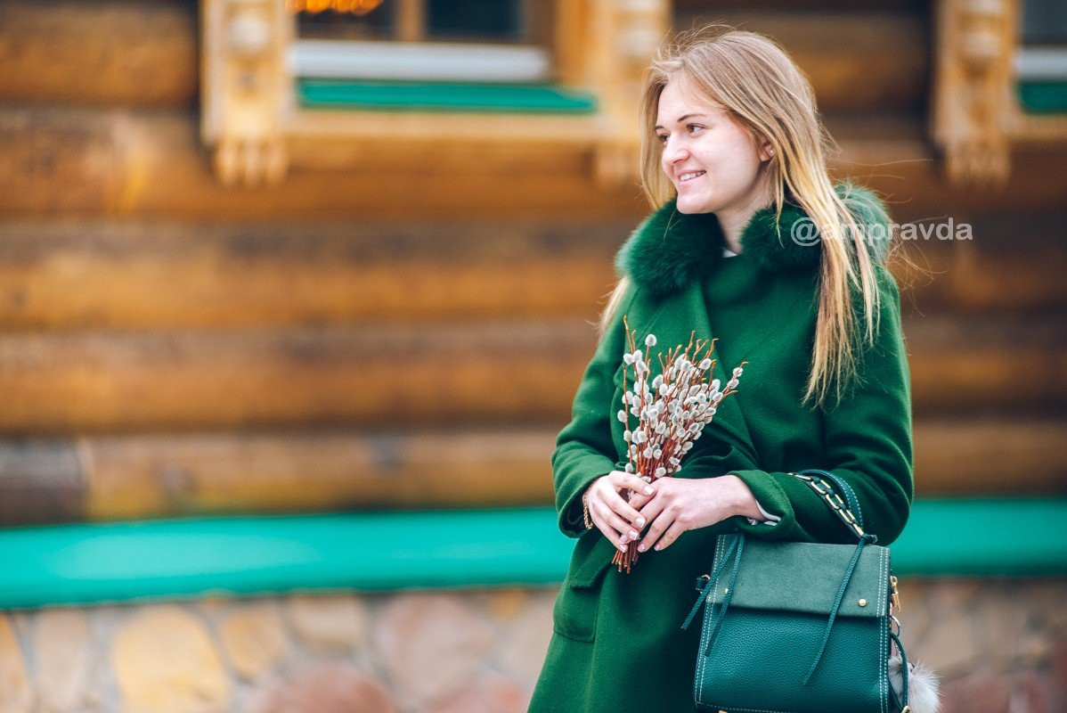 В Приамурье освящают вербу: фоторепортаж из Благовещенского кафедрального собора