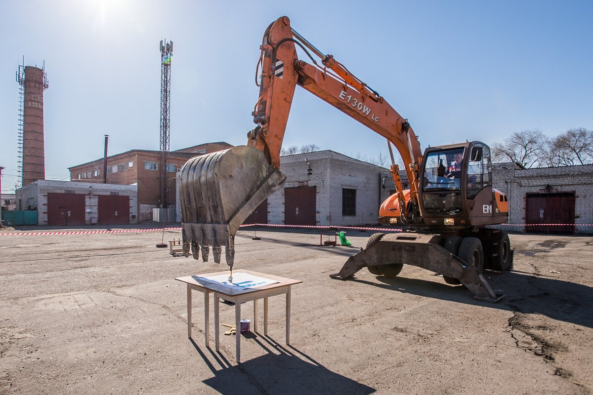 В Благовещенске коммунальщики играли на экскаваторах в баскетбол и открывали бутылки (видео)