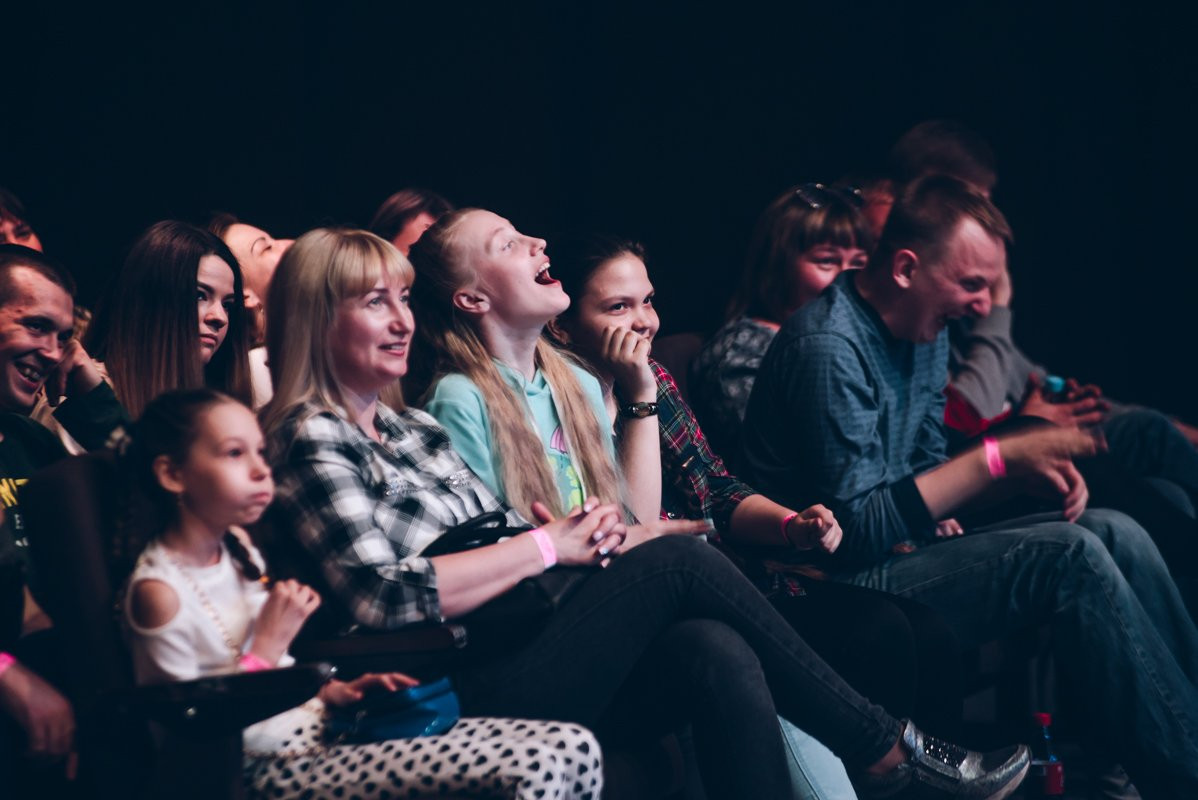 Участник популярного шоу ТНТ «Импровизация» устроил в Благовещенске флешмоб с приседаниями (видео)