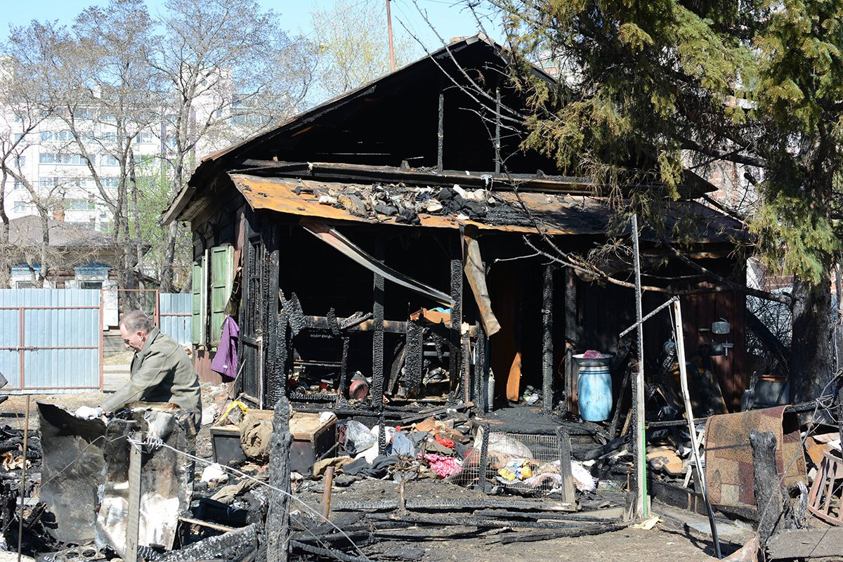 «Огонь шел по крышам»: в центре Благовещенска сгорело три дома