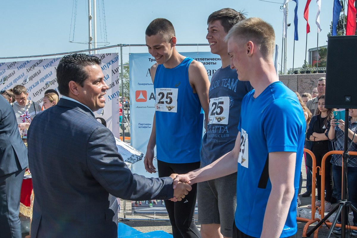 Все на старт: легкоатлетическая эстафета «Амурской правды» собрала и школьников, и пенсионеров