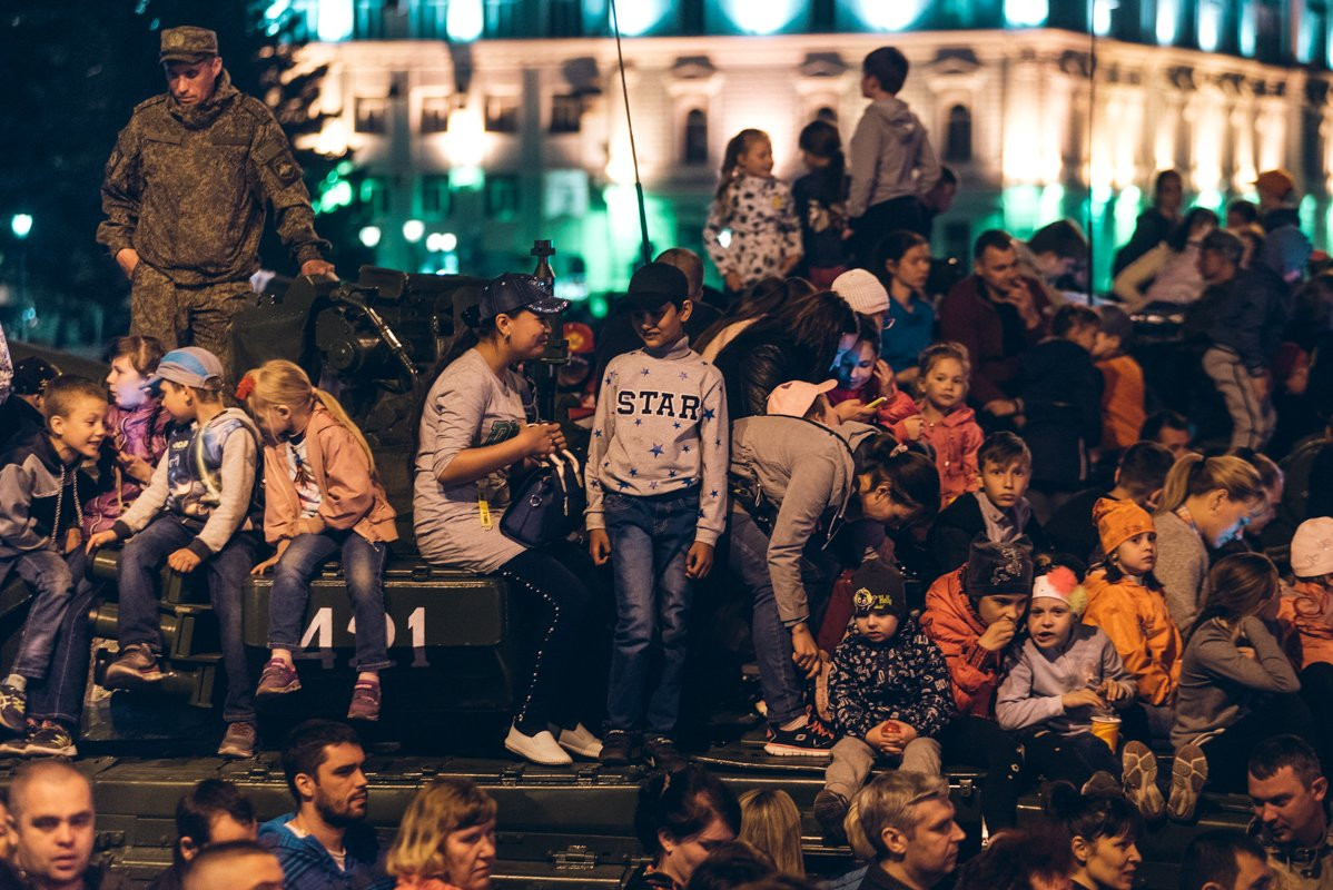 Тысячи залпов победного салюта прогремели над Благовещенском. Фоторепортаж