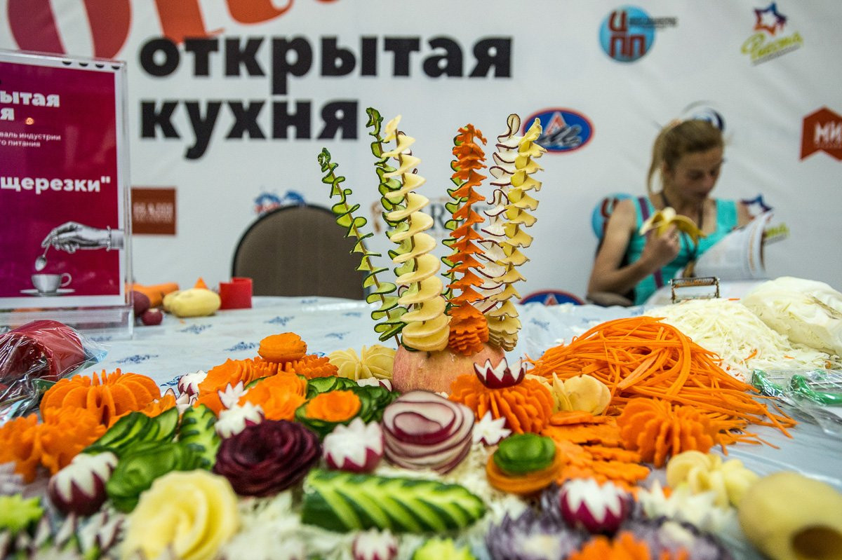 Живая статуя, именные ложки и советы сомелье: фестиваль «Открытая кухня» проходит в Благовещенске