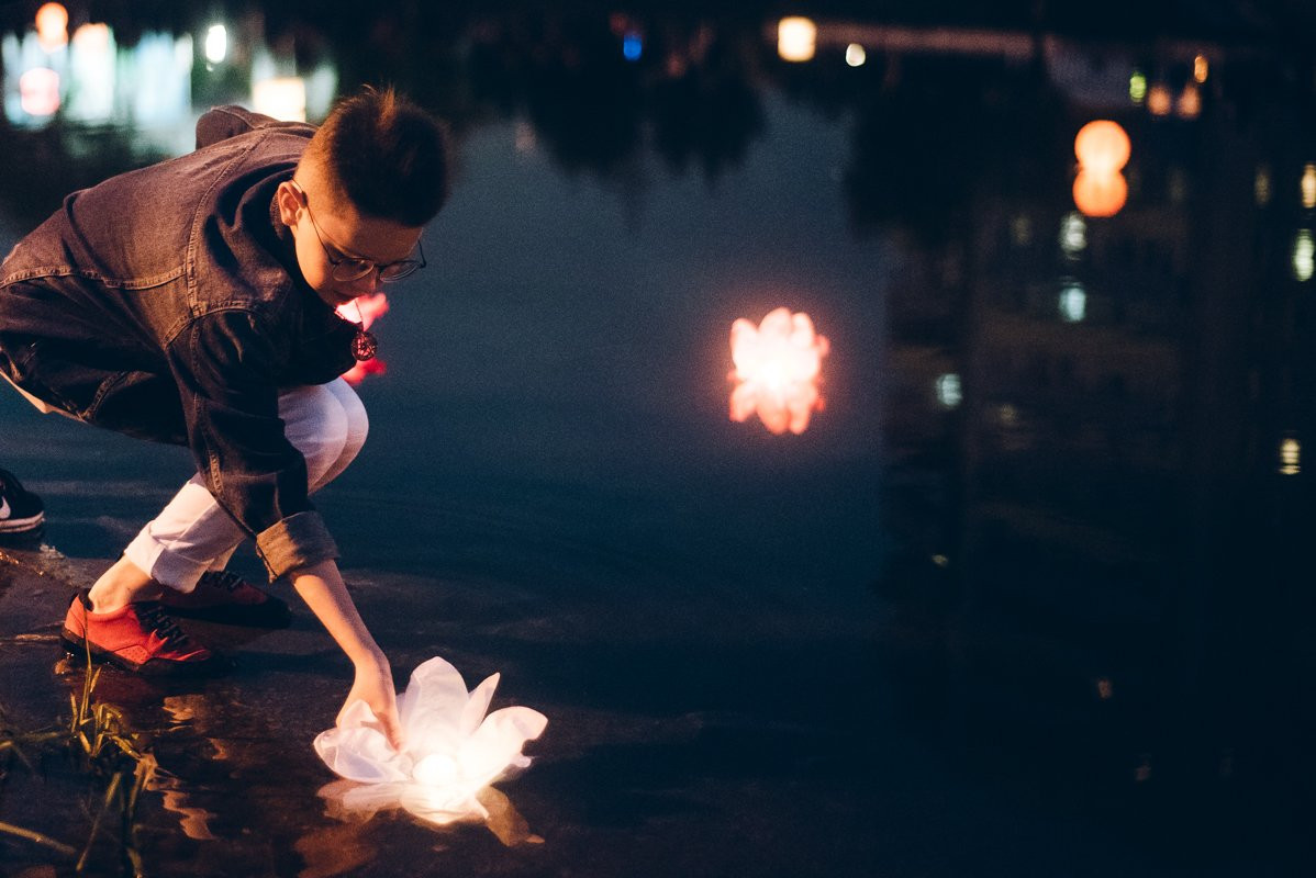 Огонь и вода: благовещенцы зажгли фонарики с желаниями. Фоторепортаж