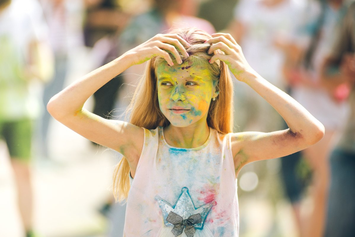 Красный, синий, голубой: в Благовещенске прошел фестиваль красок (фото)