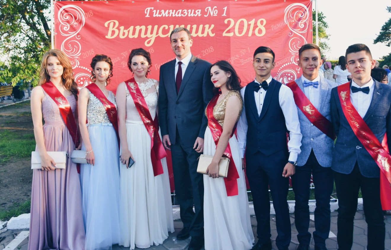 «Желаю вам вернуться в родной регион»: Василий Орлов поздравил благовещенских выпускников