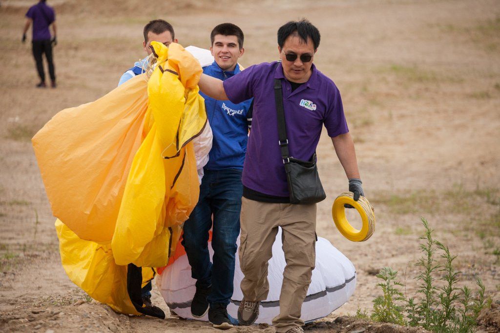 Гигантского 30-метрового осьминога запустили в небо над Благовещенском (фото)