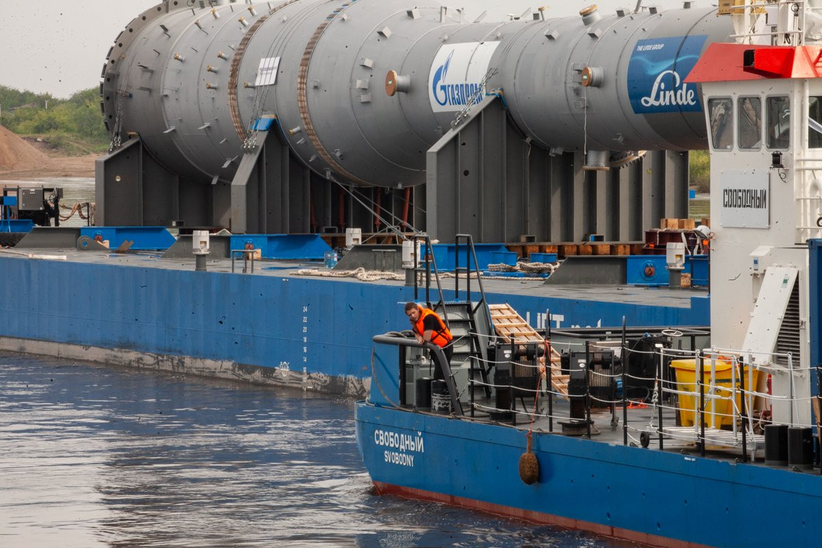 Гигантское оборудование для Амурского ГПЗ сплавляют по Зее (фото)