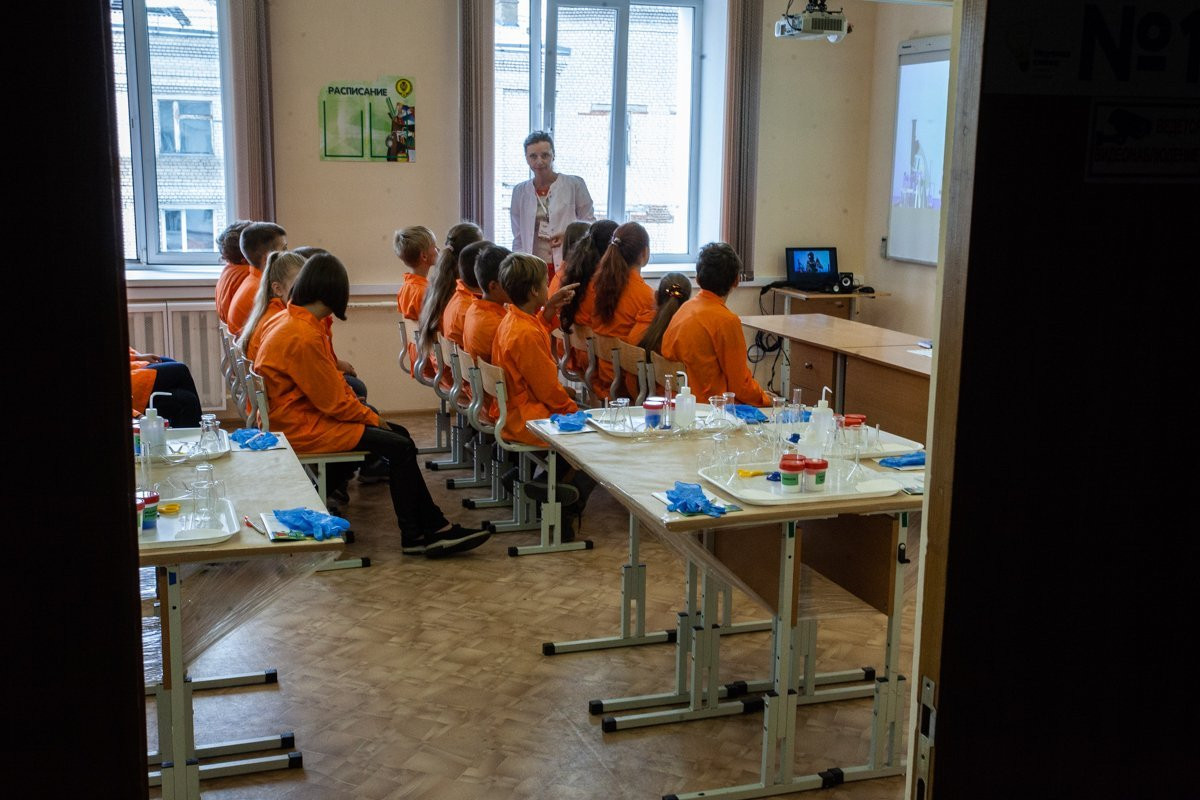«Небо в пробирке» и ракета из бутылки: в АмГУ стартовала «Научная смена» для школьников (фото)