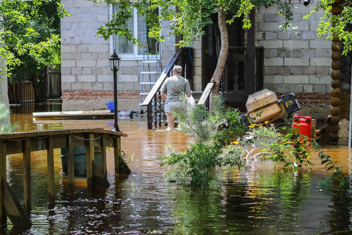 «У порога ловим карасей»: садовый поселок под Благовещенском уходит под воду