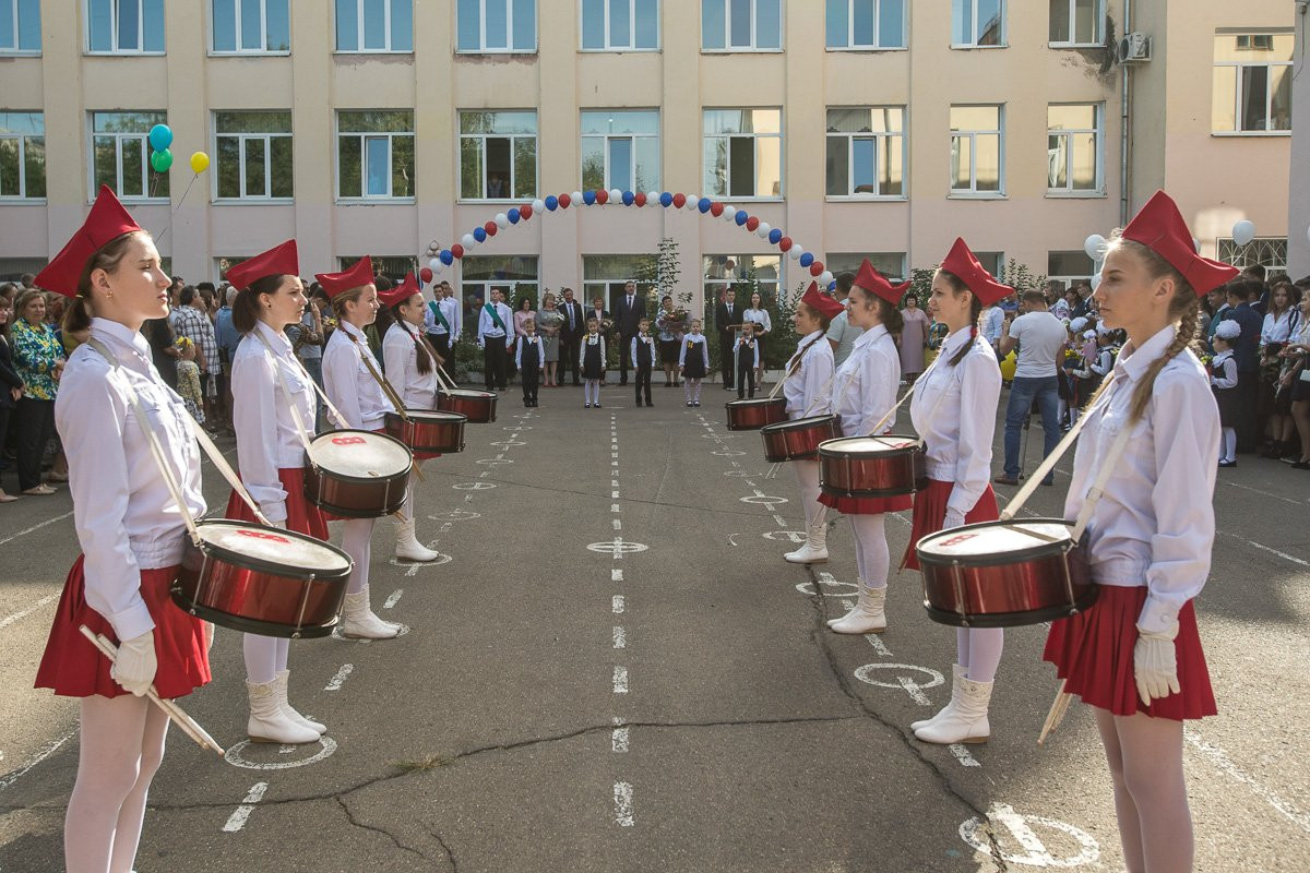 Для 100 тысяч амурских школьников начался учебный год. Первосентябрьский фоторепортаж АП