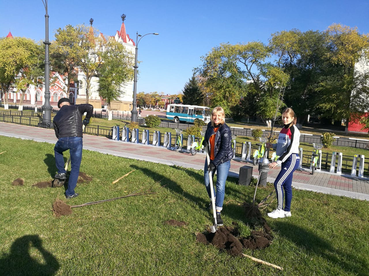 На набережной Амура появилась Аллея мечты: благовещенцы высадили более 200 саженцев рябины и спиреи