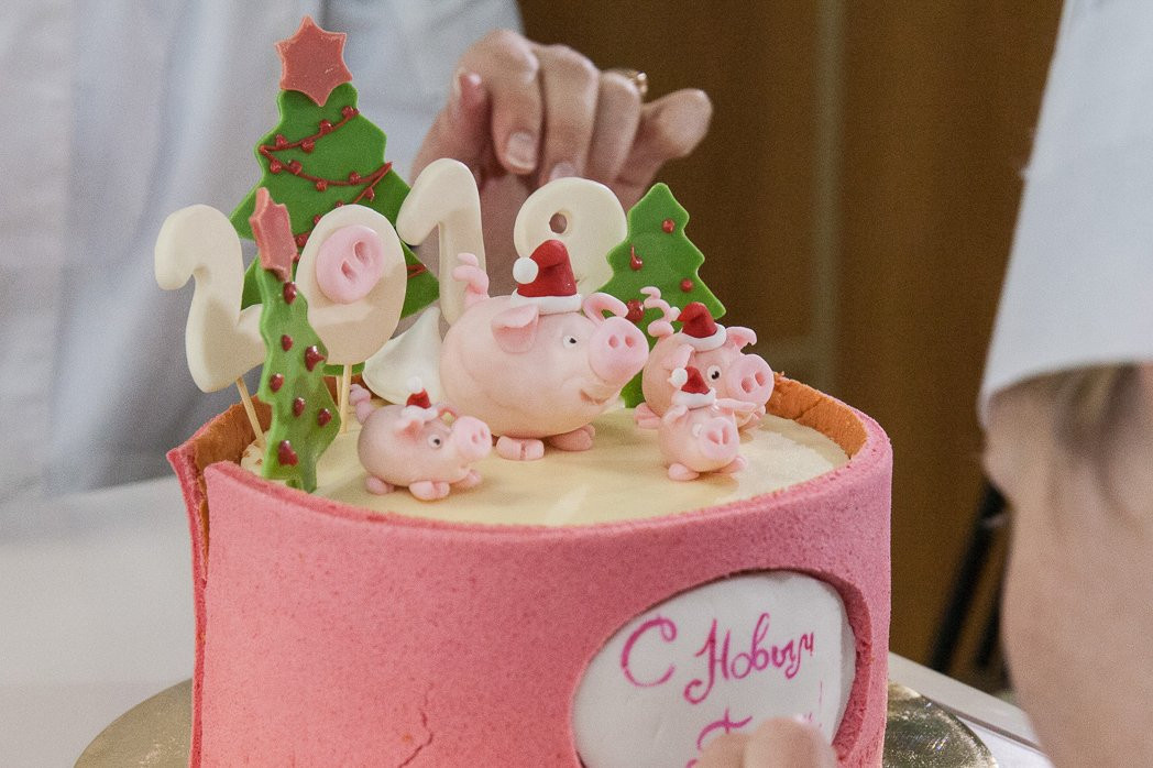 Подложили шоколадную свинью: амурских кондитеров научили правильно украшать новогодний торт