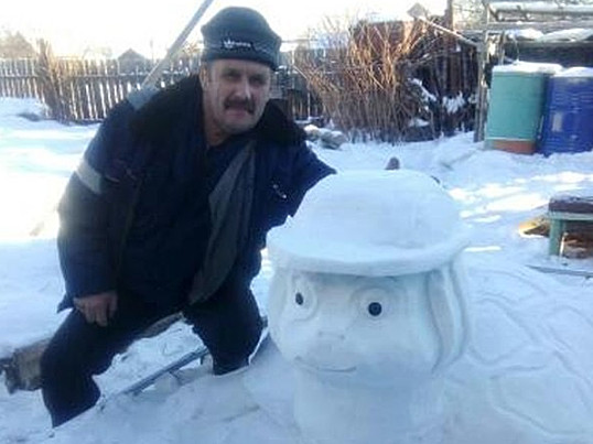 Житель Шимановска построил в огороде снежный городок (фото)