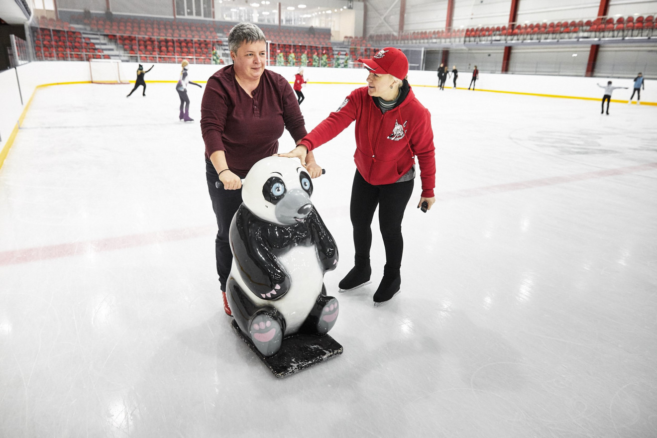 С пандой на коньки: в Благовещенске тренер по фигурному катанию учит «акселям» и «тулупам»