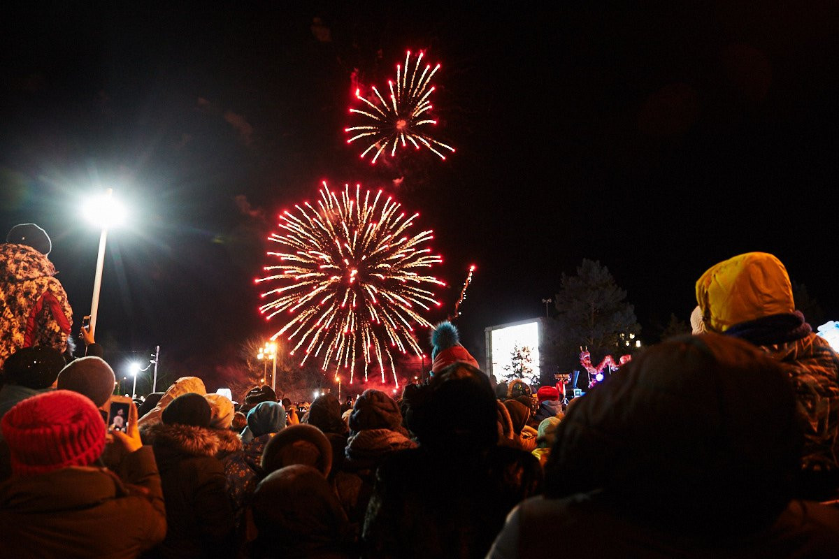 Над Благовещенском прогремел новогодний салют: фоторепортаж с главной площади Приамурья