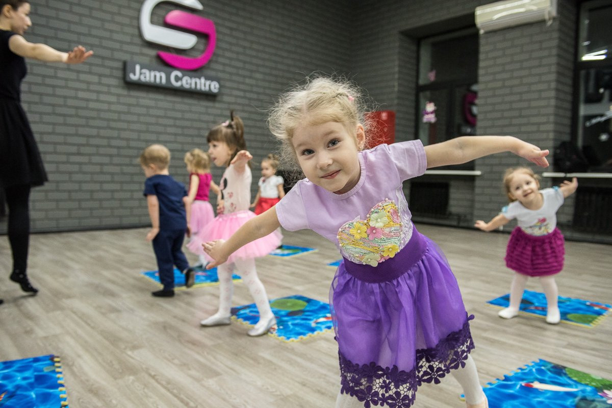 Маленький гений: в Благовещенске малышей ясельного возраста отдают на курсы китайского и танцы