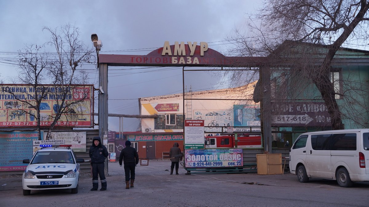 Высокая температура и сильное задымление осложняют тушение пожара на базе «Амур» (видео)