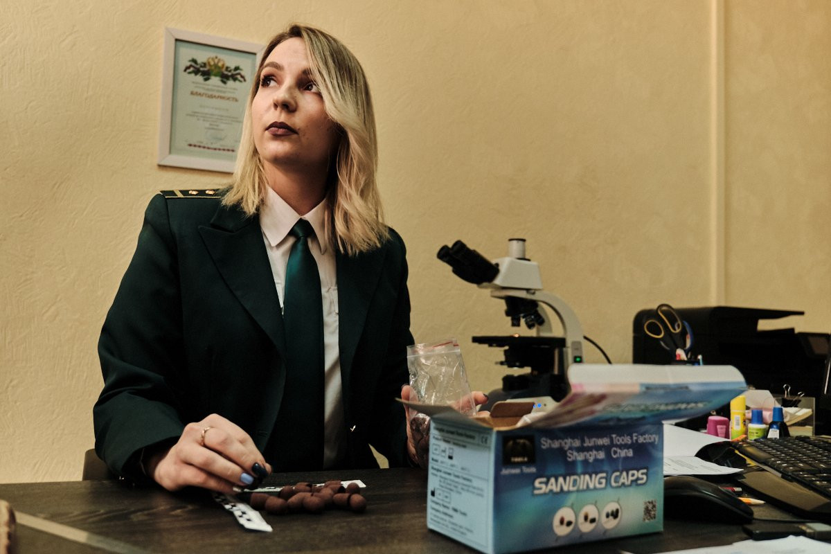 Что скрывают китайские «адидасы»: как благовещенские эксперты проверяют изъятый у туристов товар