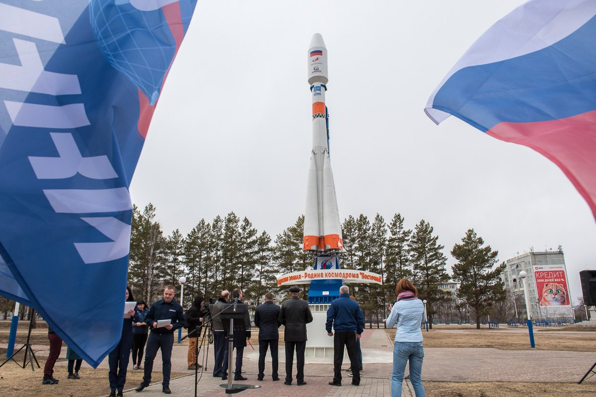В аэропорту Благовещенска открыли памятник космодрому Восточный под гимн Дмитрия Рогозина