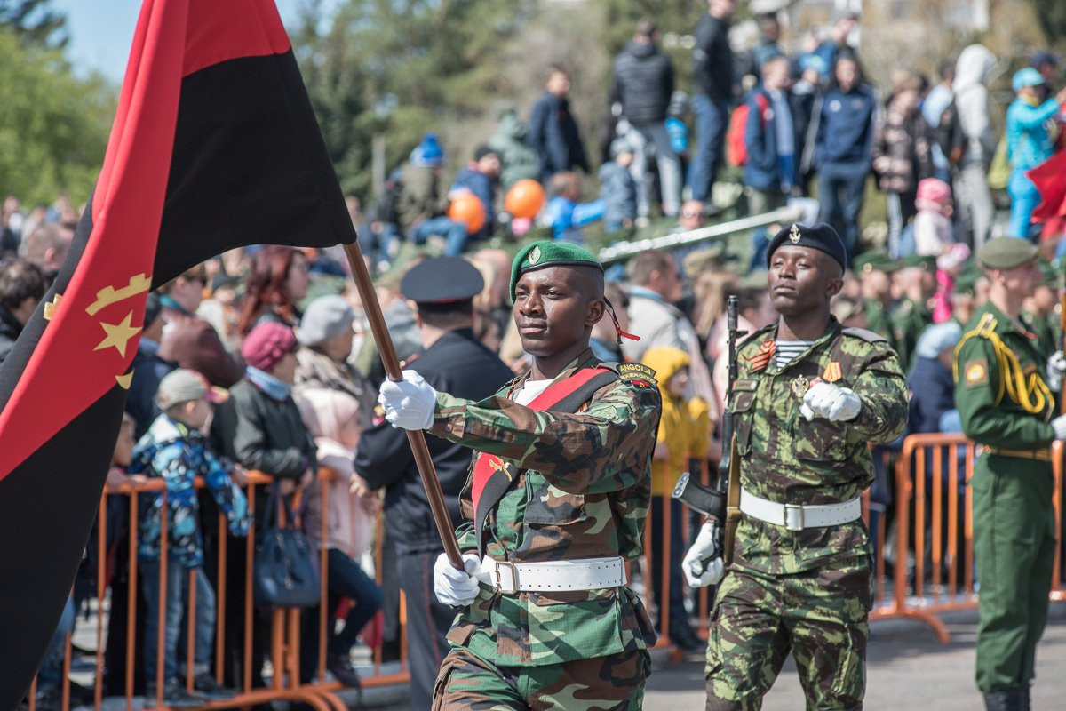 Люди, танки, кони: полторы тысячи военнослужащих прошли по Благовещенску победным маршем (фото)
