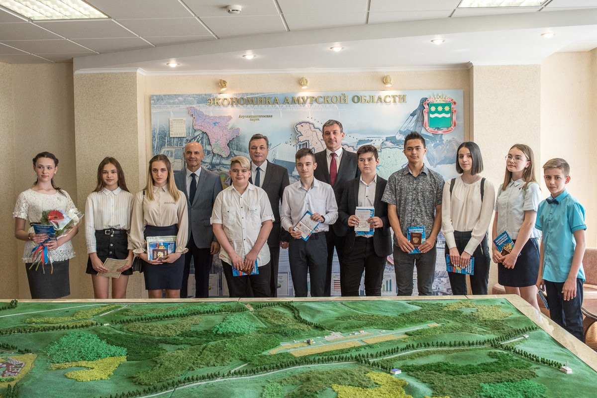 «Запомните этот день»: благовещенские школьники получили первые паспорта из рук губернатора