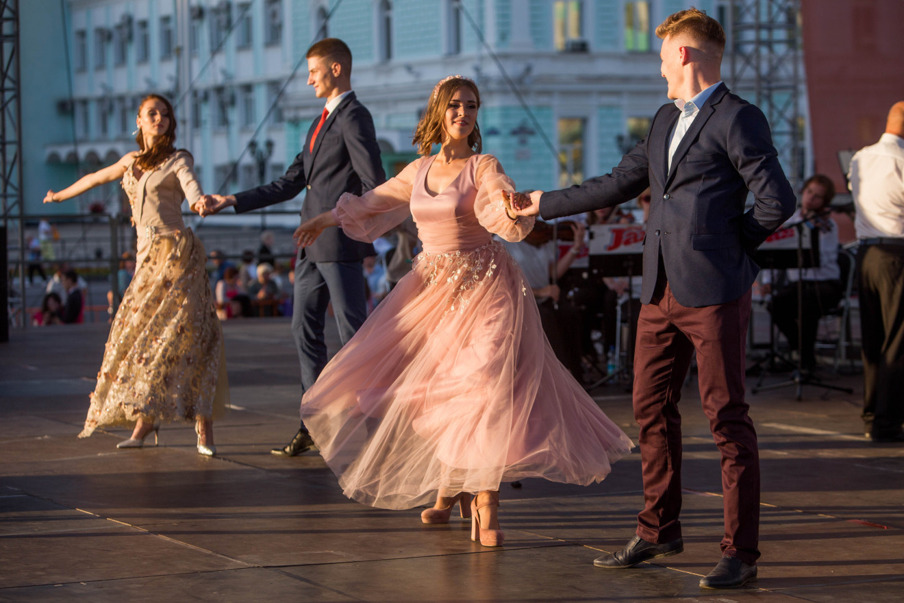 Как с белых яблонь дым: выпускники Благовещенска простились со школой