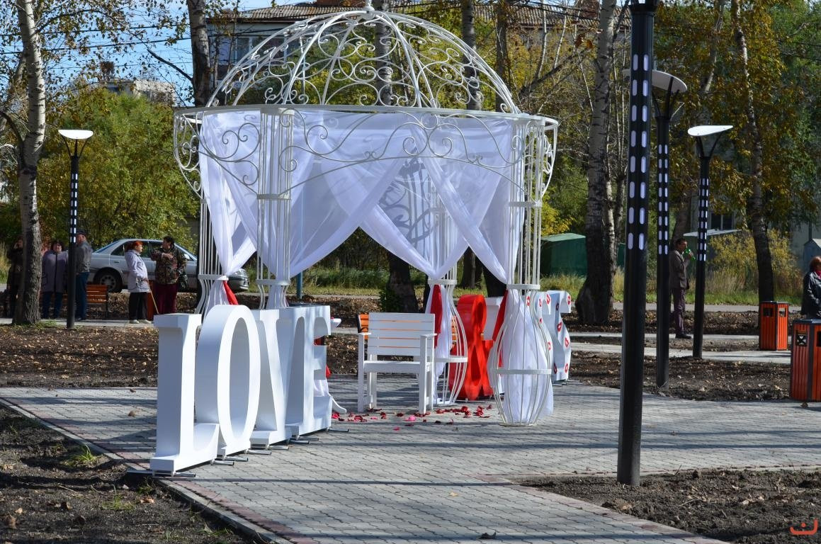 В Белогорске открыли новый сквер с фонтаном и аркой из пяти сердец для влюбленных (фото)