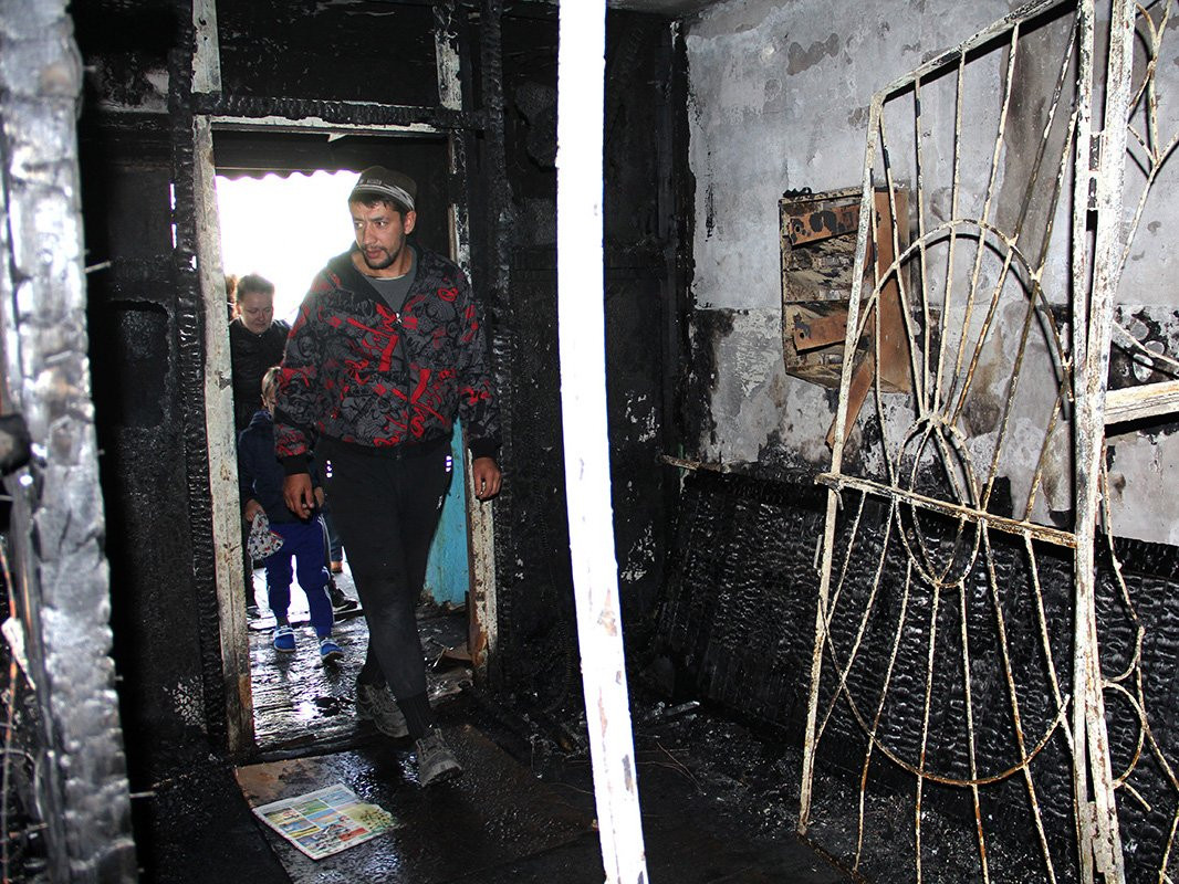 «Я просто выбросила ребенка»:жители горевшего в Благовещенске дома рассказали АП, как пережили пожар