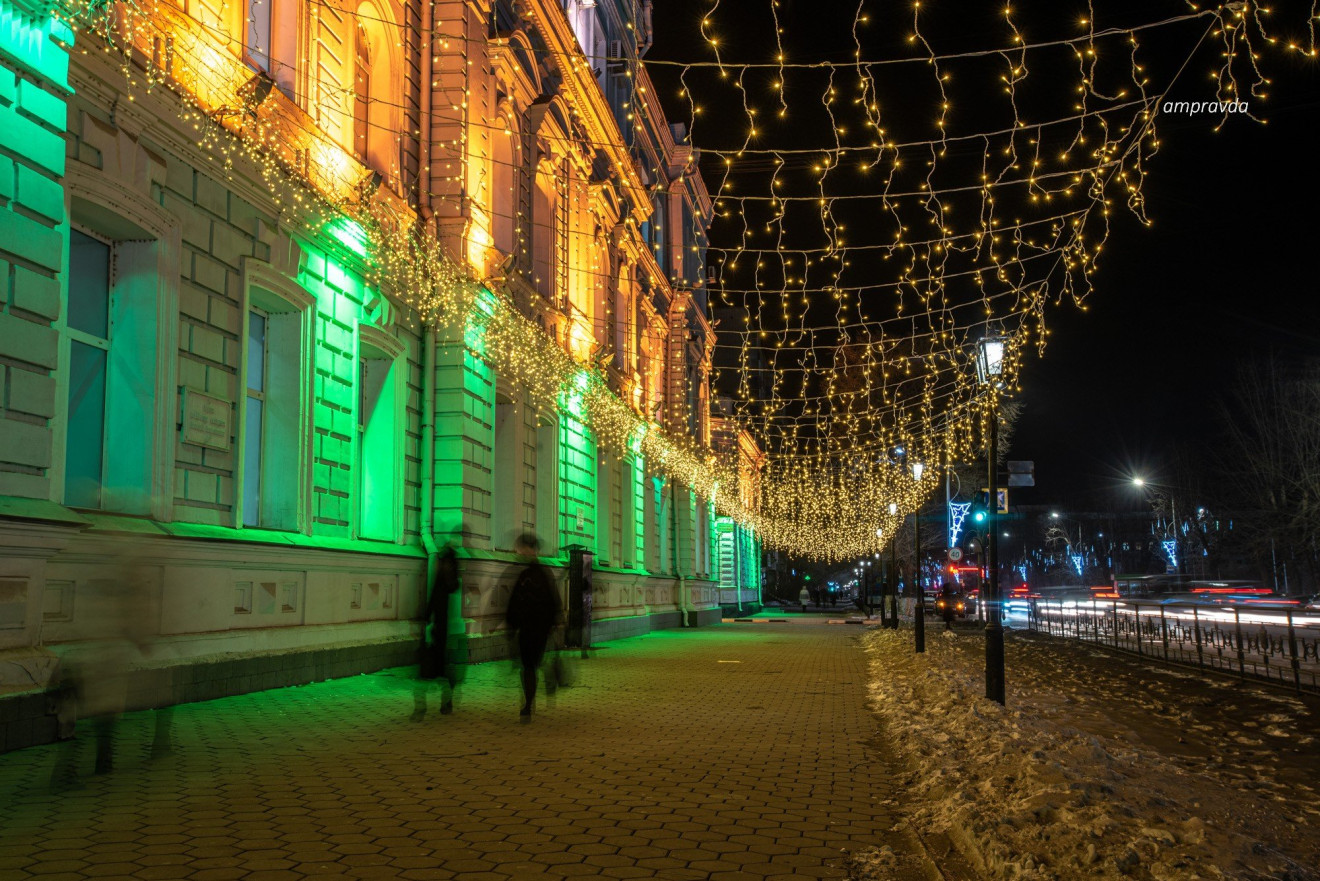 Огни новогоднего города: фотокор АП прогулялся по вечернему Благовещенску 