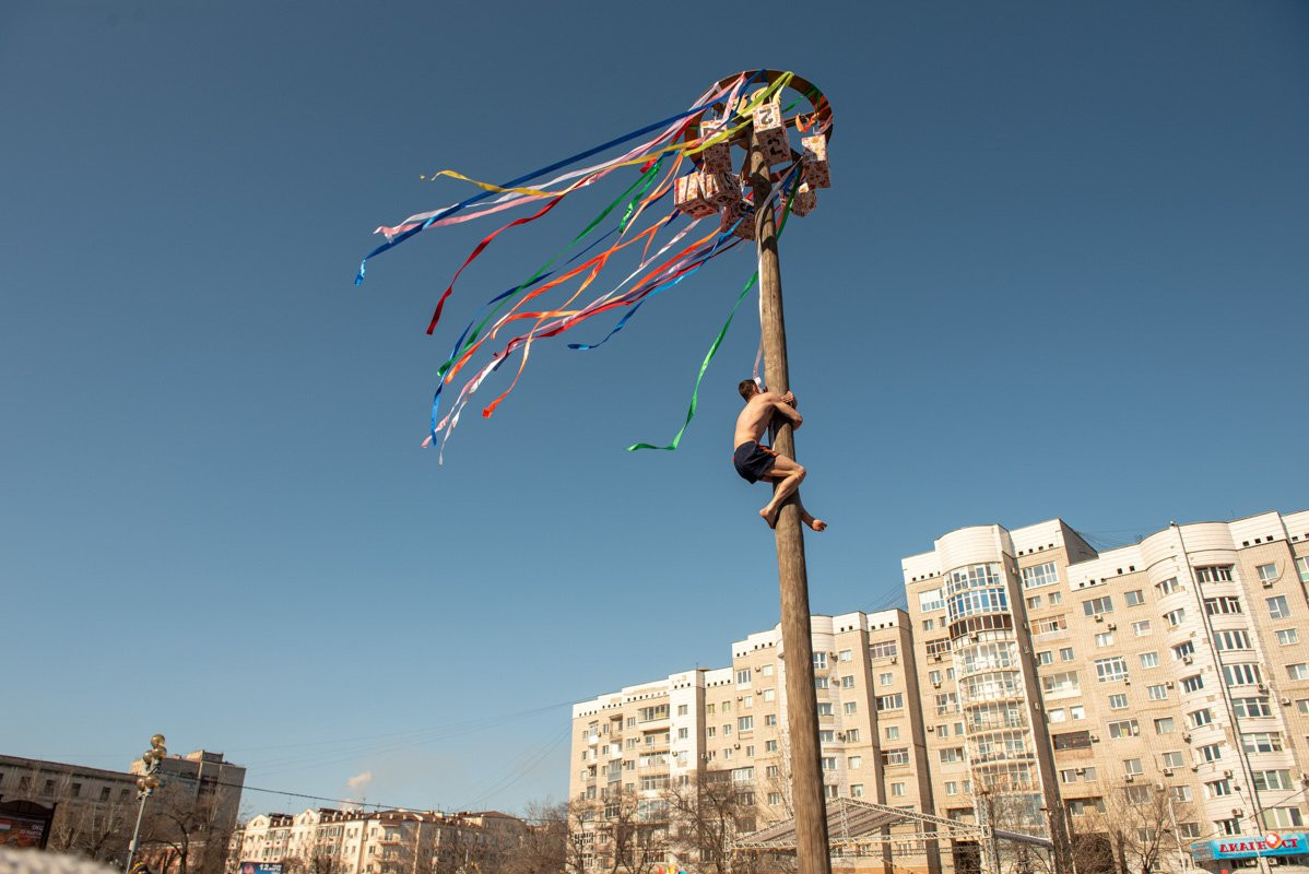 Гори синим пламенем: вместе с чучелом Масленицы благовещенцы сожгли свои обиды и несчастья (фото)