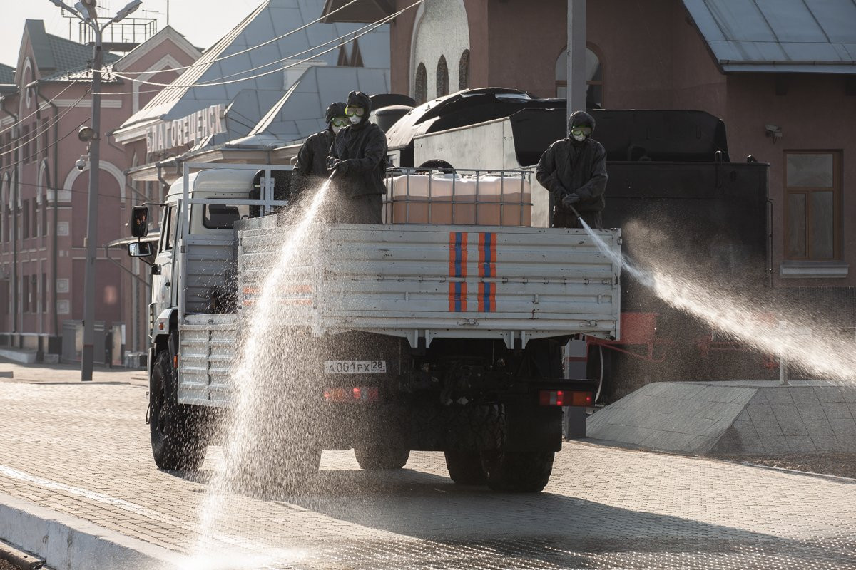 На железнодорожном вокзале Благовещенска вирусы убивают хлоркой (фоторепортаж)