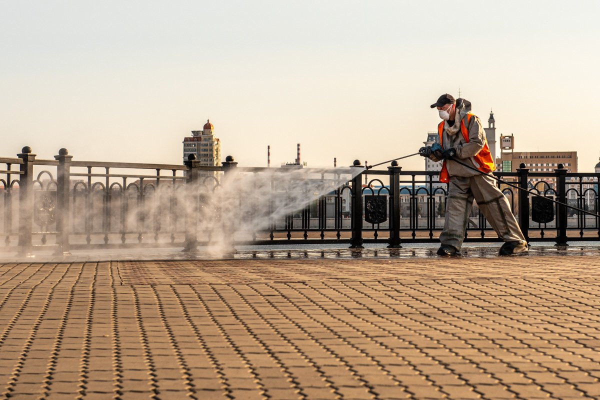 На набережную Благовещенска вылили 19 тонн дезраствора: фоторепортаж