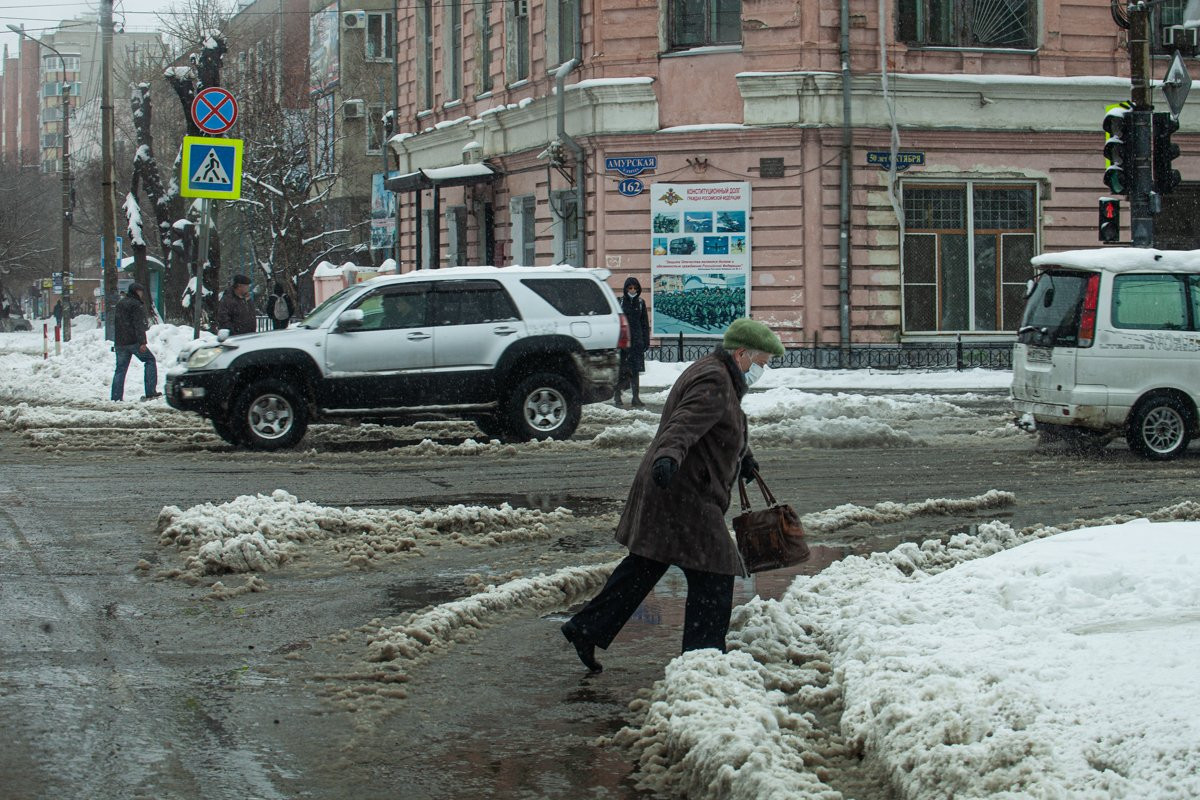 Битва со снегом: как в Благовещенске борются с последствиями рекордного снегопада (20 фото)
