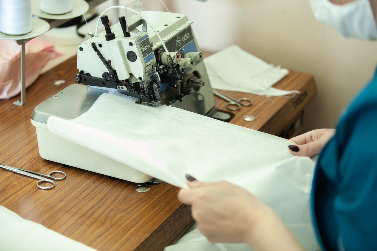 Амурская область наладила собственное производство защитных костюмов для медиков