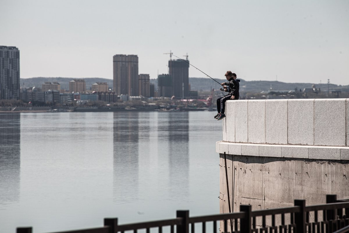 Благовещенцы вышли загорать: фоторепортаж с набережной Амура