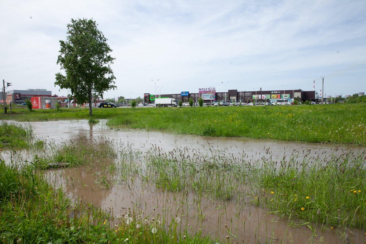 Приплыли: в Благовещенске устраняют последствия тропического ливня (фоторепортаж)